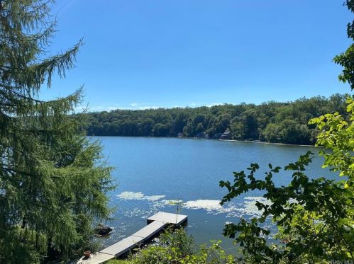 28 Twin Lakes Rd, Lewisboro, NY 10590-1009