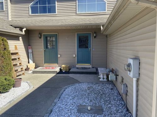125 Elmcrest Dr, Fishkill, NY 12524-3316
