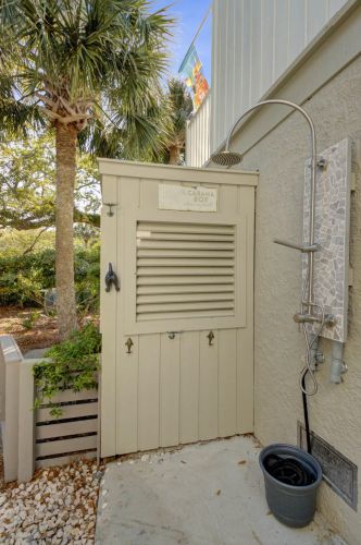 1 Back Ct, Isle Of Palms SC  29451-2827 exterior