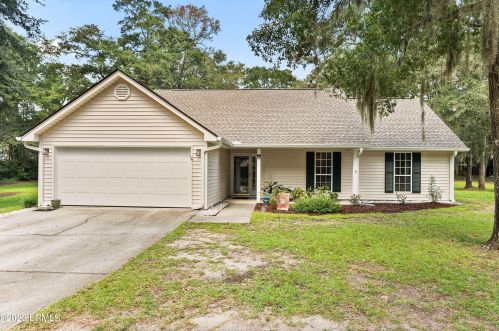 4 Marsh Dr, Beaufort, SC 29907-1324