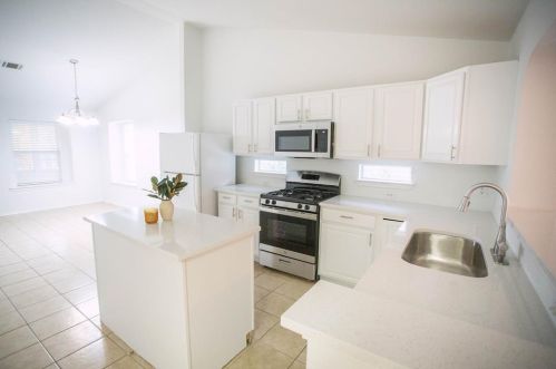 396 Sampson, Uhland TX  78640-4311 exterior