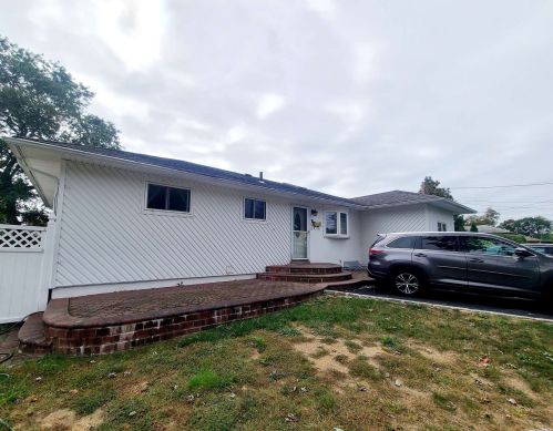 188 Massachusetts Ave, Bayshore, NY 11706-3349