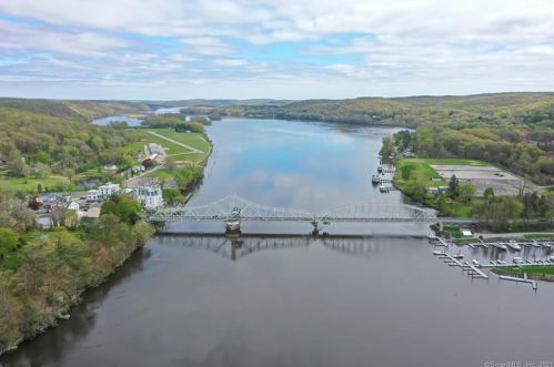 26 Side Blf, Haddam, CT 06438-1359