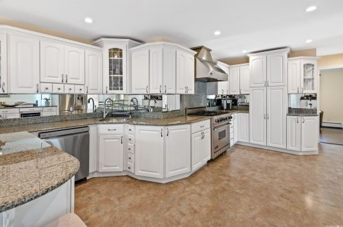 49 Roderick Rd, West Islip NY  11795-2632 exterior