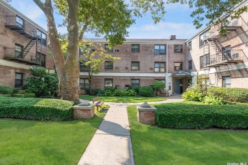 10 Terrace Cir, Great Neck NY  11021-4168 exterior