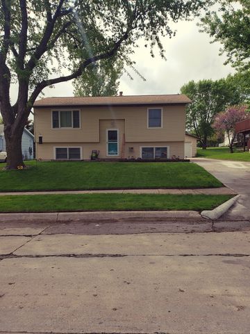 816 Mockingbird Dr, Roselle, IA 51401-1832