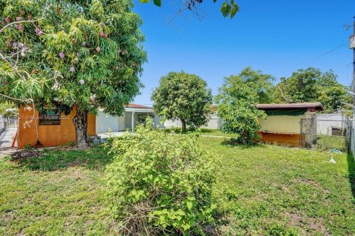 912 32nd St, Hialeah FL  33012-5040 exterior