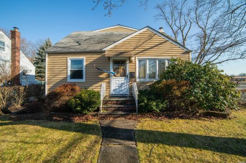 294 11th St, North Lindenhurst, NY 11757-4510