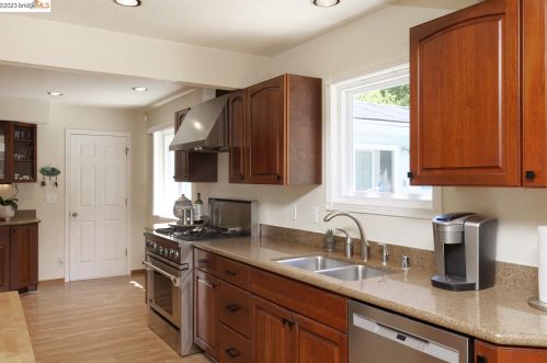 3007 Simas Ave, Pinole, CA 94564-1134