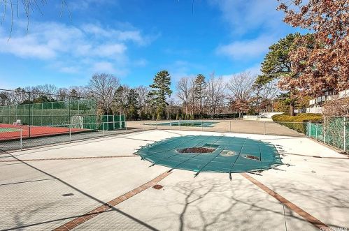 10 Glen Hollow Dr, Holtsville NY  11742-2404 exterior