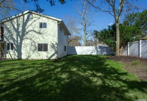 8 Lynn St, South Setauket, NY 11720-1135