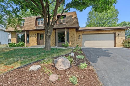 2800 Innsbruck Dr, Saint Paul, MN 55112-6373