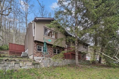 195 Canopus Hollow Rd, Tompkins Corners, NY 10579-1806