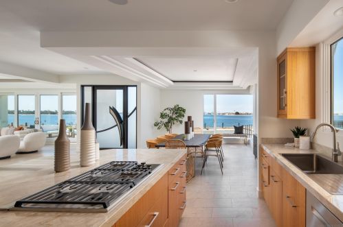 3535 Riviera Dr, San Diego CA 92109-6641 exterior