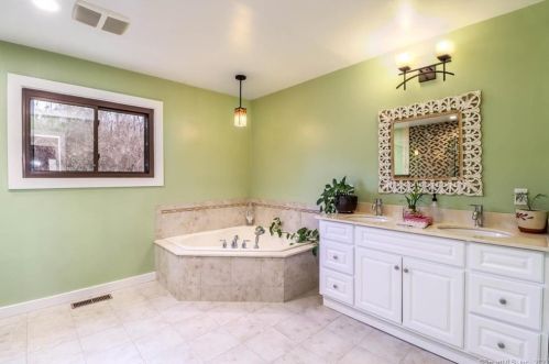 4 Pond View Dr, Brookfield Center CT  06804-3427 exterior