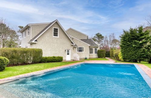 147 Maggie Dr, East Quogue, NY 11942-3831