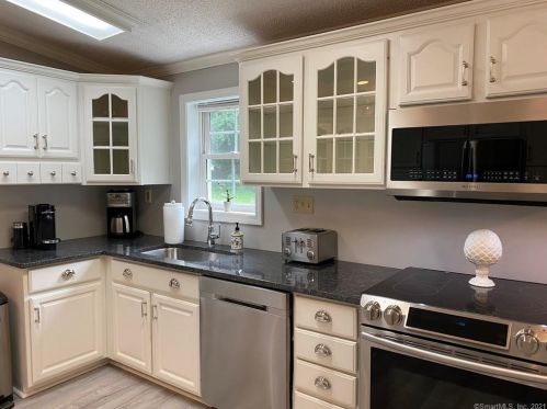 8 Cypress Rd, Uncasville CT  06382-1420 exterior