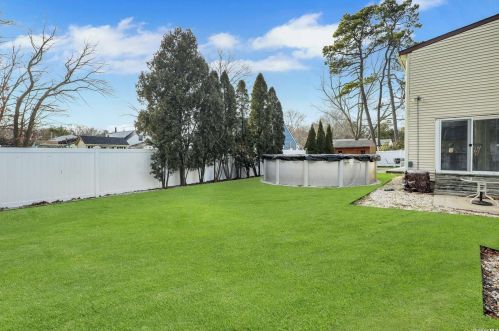 4 Rustic Gate, Panamoka NY  11961-2125 exterior