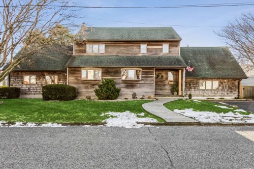 325 2nd Ave, North Lindenhurst, NY 11757-5669