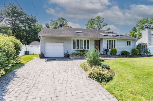 15 Bark Ln, Northport, NY 11768-3301