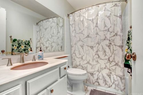 20032 Avenue Of The Oaks, Santa Clarita CA  91321-1365 exterior