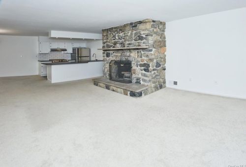 28 Homestead Village Dr, Warwick NY  10990-4210 exterior