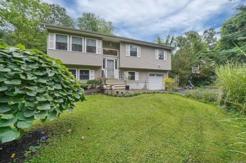 21 Stage St, Airmont, NY 10901-4901