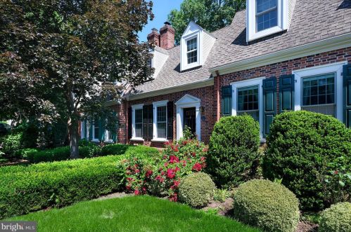 5 Commanders Dr, Washington Crossing, PA 18977-1145