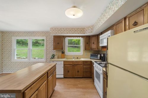 2206 Youngs Dr, Haymarket VA  20169-1534 exterior