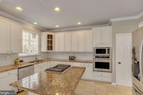 6733 Sutton Oaks Way, Gainesville VA  20155-1489 exterior