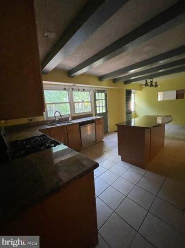 77 Winterberry Ln, Willingboro, NJ 08046-3414