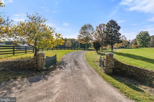 7476 Stoney Hill Ln, The Plains, VA 20198-2233