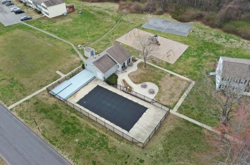 2 Lakeside Dr, Gales Ferry CT  06339-1419 exterior