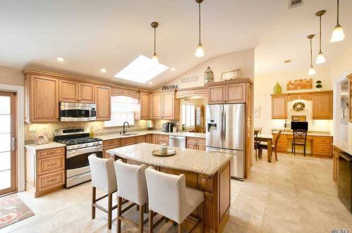 140 10 Ave, Holtsville NY  11742-2312 exterior