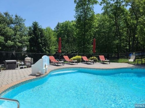 32 Crescent Dr, Skyline Lakes NJ  07456-1109 exterior