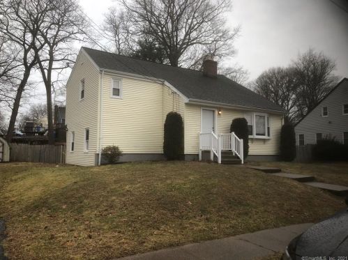 58 Village Ln, Bridgeport, CT 06606-1324