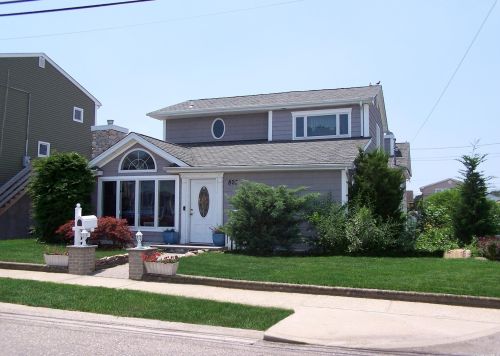 803 7th St, North Lindenhurst, NY 11757-5516