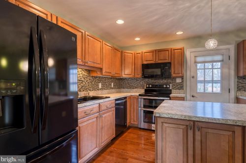 411 Deerwood Dr, Fredericksburg, VA 22401-2214