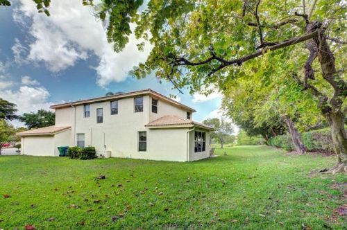 16101 27th St, Hollywood FL  33027-5200 exterior