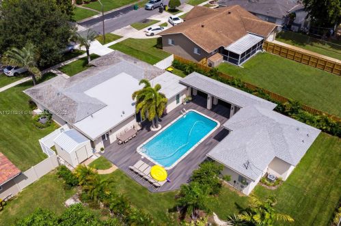 235 6th St, Dania Beach FL  33004-4147 exterior