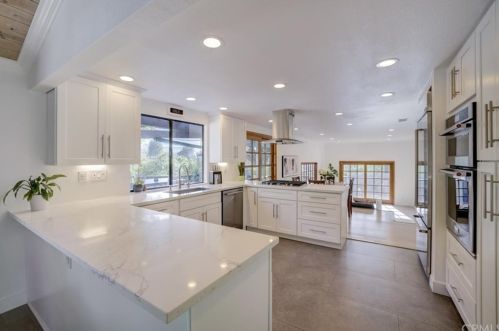 22540 Jameson Dr, Calabasas CA 91302-5857 exterior