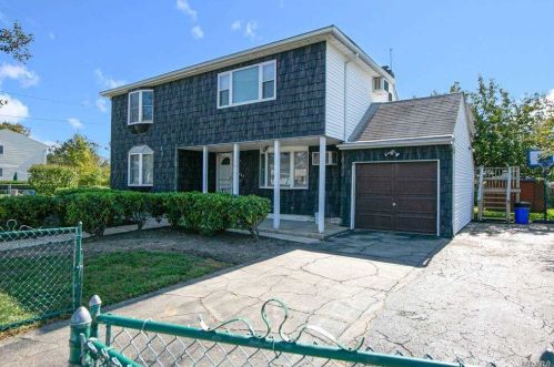 462 15th St, Babylon, NY 11704-2618