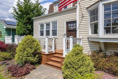 486 1st St, North Lindenhurst, NY 11757-4913