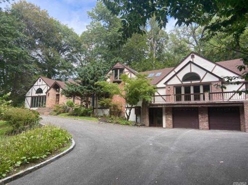 18 Lattingtown Ridge Ct, Matinecock, NY 11560-1302