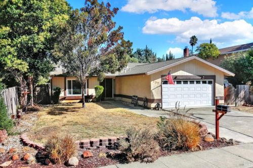 137 Gentry Cir, Vacaville CA  95687-5915 exterior