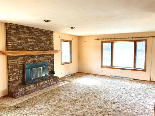 1911 Woodburn Rd, Waukesha, WI 53188-1526