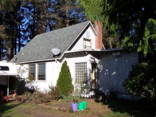 5741 Hazel Ct, Newport, OR 97365-1128