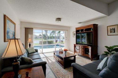 10652 Hartwick Dr, Fort Pierce FL  34987-1923 exterior