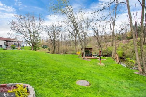 5805 Hillsborough Ct, Harrisburg PA  17111-4736 exterior