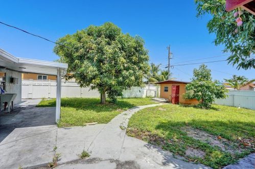 912 32nd St, Hialeah FL  33012-5040 exterior